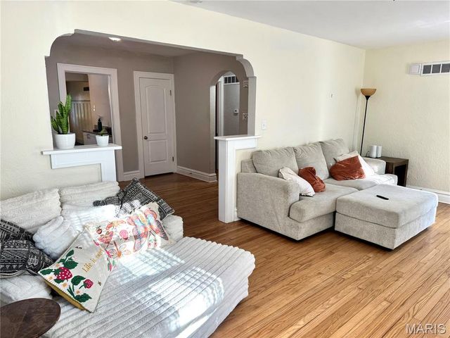 2480 Hartland Avenue, St Louis, MO 63114