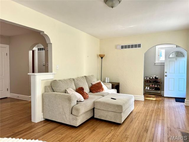 2480 Hartland Avenue, St Louis, MO 63114