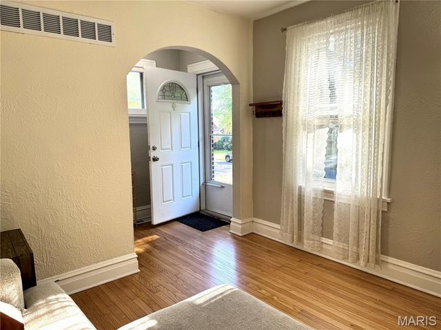2480 Hartland Avenue, St Louis, MO 63114
