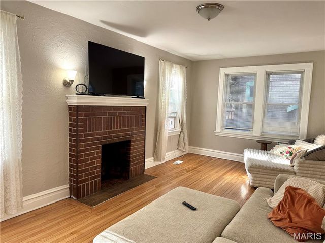 2480 Hartland Avenue, St Louis, MO 63114