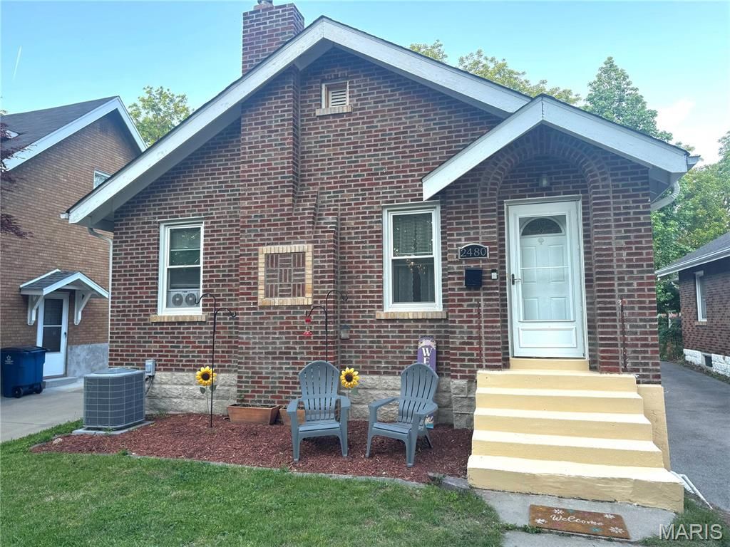 2480 Hartland Avenue, St Louis, MO 63114