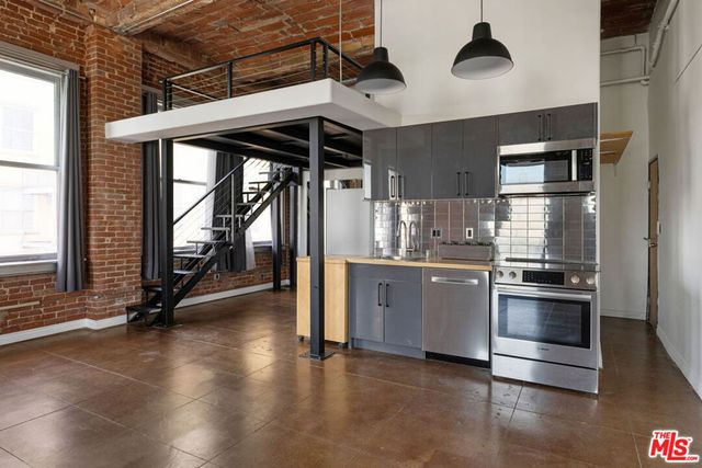 215 W 7th Street 1302, Los Angeles, CA 90014