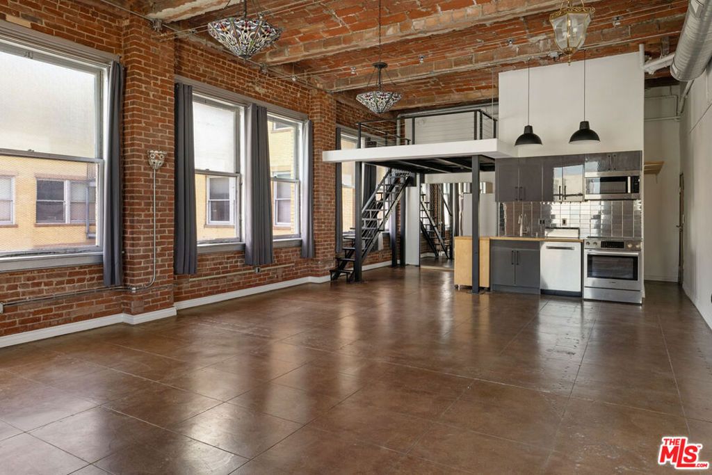 215 W 7th Street 1302, Los Angeles, CA 90014