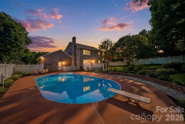 1948 Twin Ponds Drive, Hickory, NC 28602