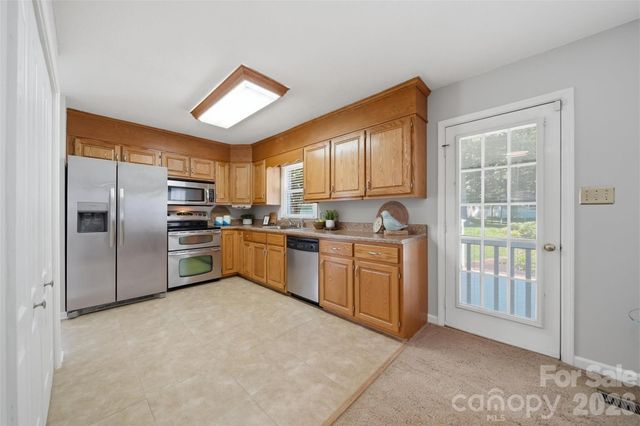 1948 Twin Ponds Drive, Hickory, NC 28602