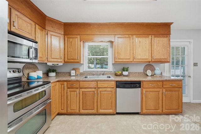 1948 Twin Ponds Drive, Hickory, NC 28602