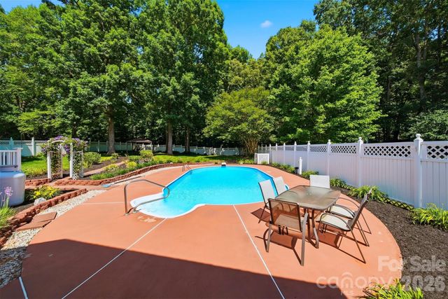 1948 Twin Ponds Drive, Hickory, NC 28602