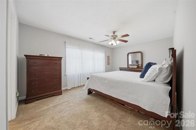 1948 Twin Ponds Drive, Hickory, NC 28602