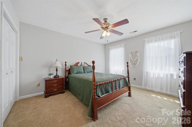 1948 Twin Ponds Drive, Hickory, NC 28602