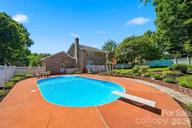 1948 Twin Ponds Drive, Hickory, NC 28602