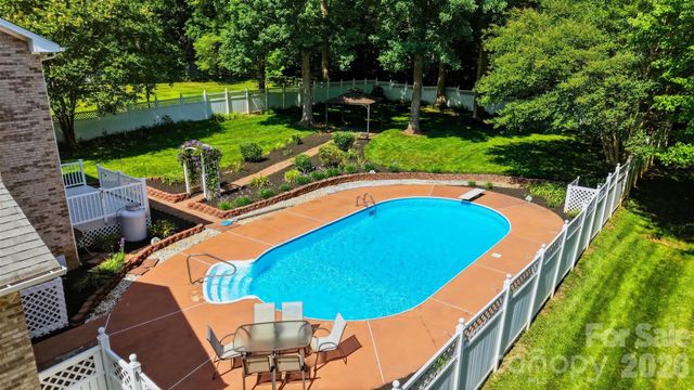 1948 Twin Ponds Drive, Hickory, NC 28602