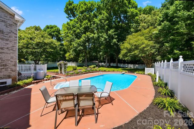 1948 Twin Ponds Drive, Hickory, NC 28602