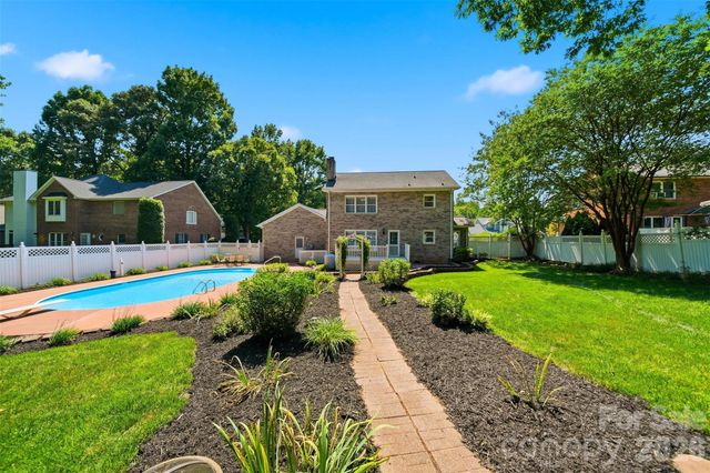 1948 Twin Ponds Drive, Hickory, NC 28602