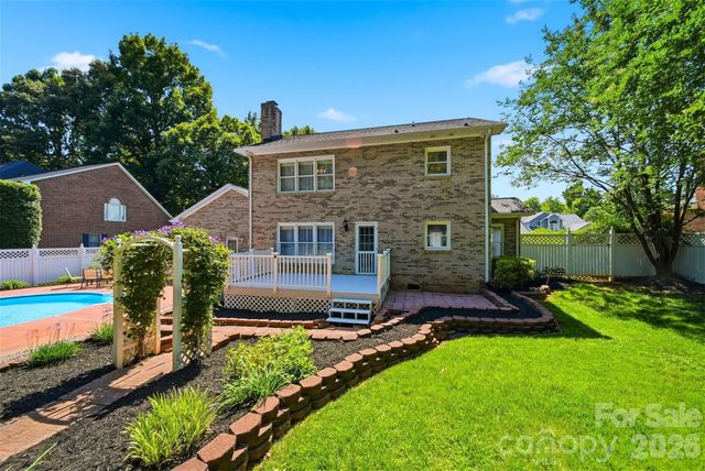 1948 Twin Ponds Drive, Hickory, NC 28602
