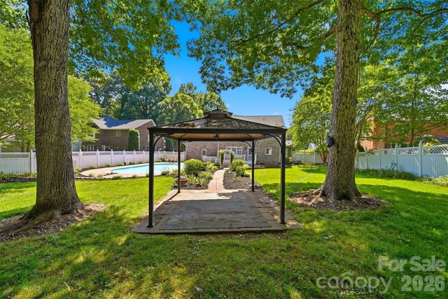1948 Twin Ponds Drive, Hickory, NC 28602
