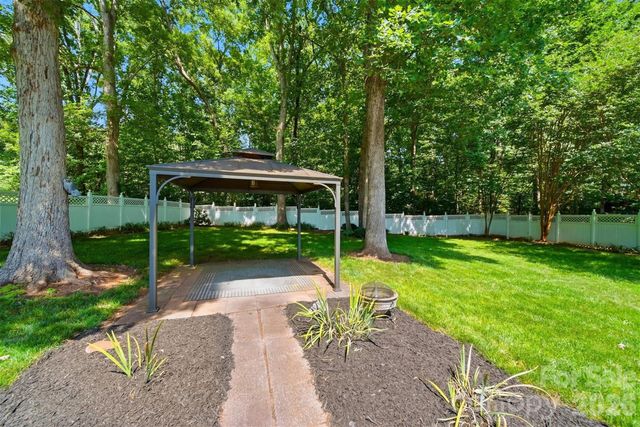 1948 Twin Ponds Drive, Hickory, NC 28602