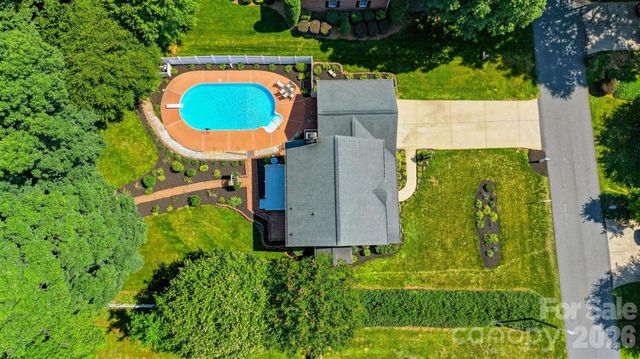1948 Twin Ponds Drive, Hickory, NC 28602