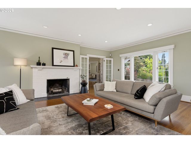 2719 Sw TALBOT Rd, Portland, OR 97201