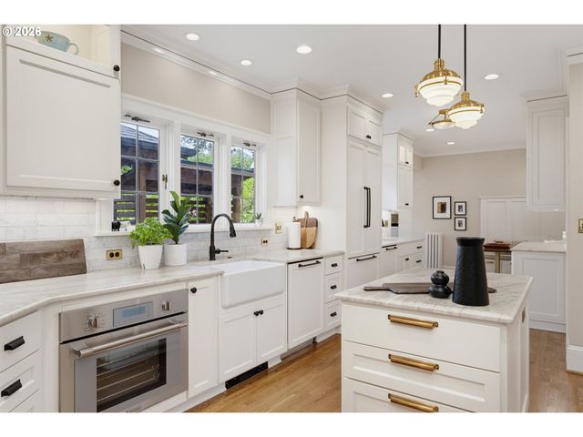 2719 Sw TALBOT Rd, Portland, OR 97201