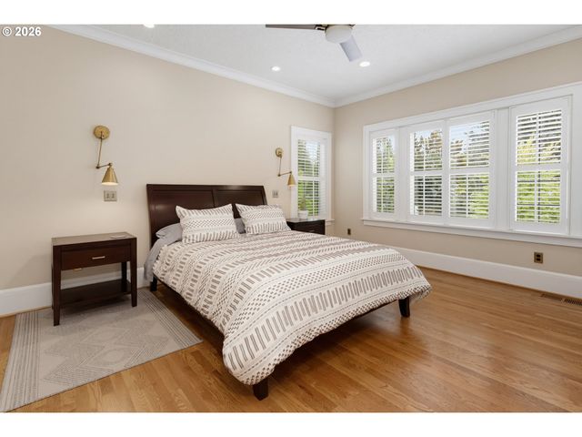 2719 Sw TALBOT Rd, Portland, OR 97201