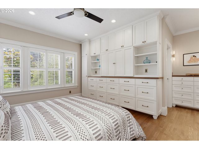 2719 Sw TALBOT Rd, Portland, OR 97201
