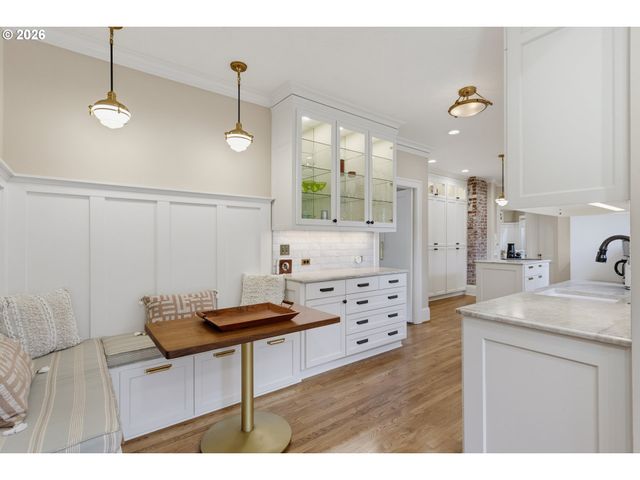 2719 Sw TALBOT Rd, Portland, OR 97201