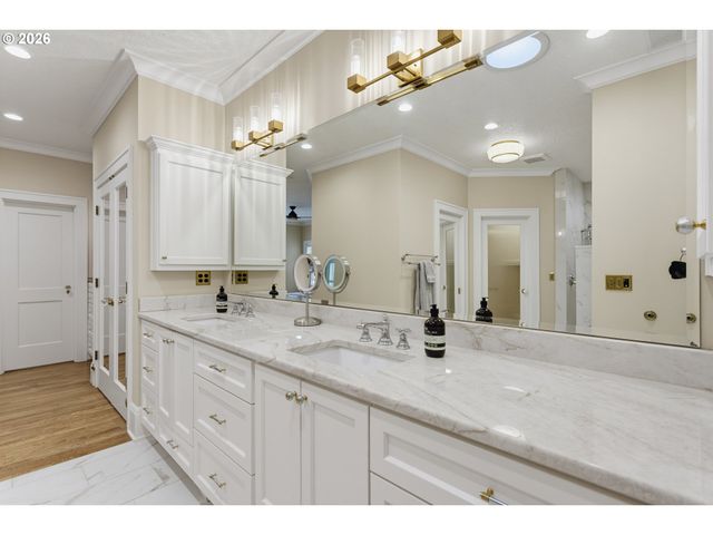 2719 Sw TALBOT Rd, Portland, OR 97201