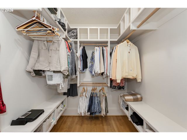 2719 Sw TALBOT Rd, Portland, OR 97201