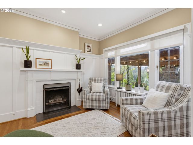 2719 Sw TALBOT Rd, Portland, OR 97201