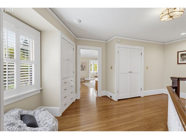 2719 Sw TALBOT Rd, Portland, OR 97201