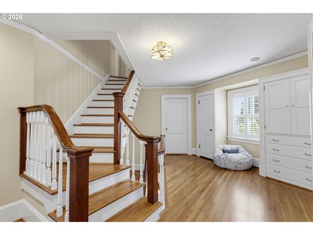 2719 Sw TALBOT Rd, Portland, OR 97201