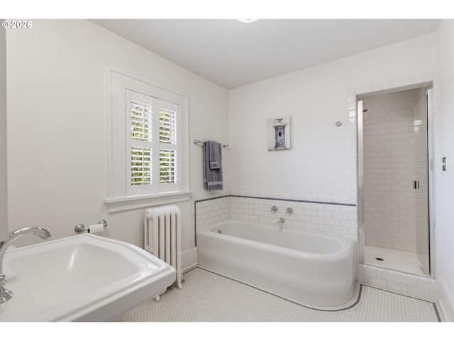 2719 Sw TALBOT Rd, Portland, OR 97201