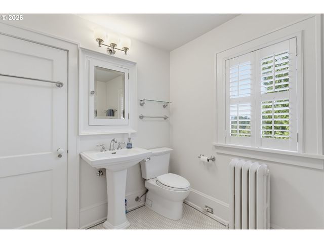 2719 Sw TALBOT Rd, Portland, OR 97201