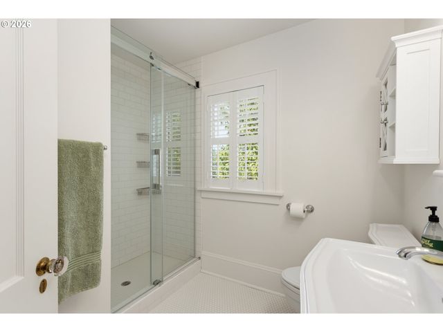 2719 Sw TALBOT Rd, Portland, OR 97201