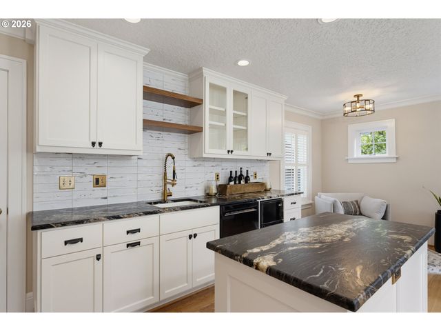 2719 Sw TALBOT Rd, Portland, OR 97201