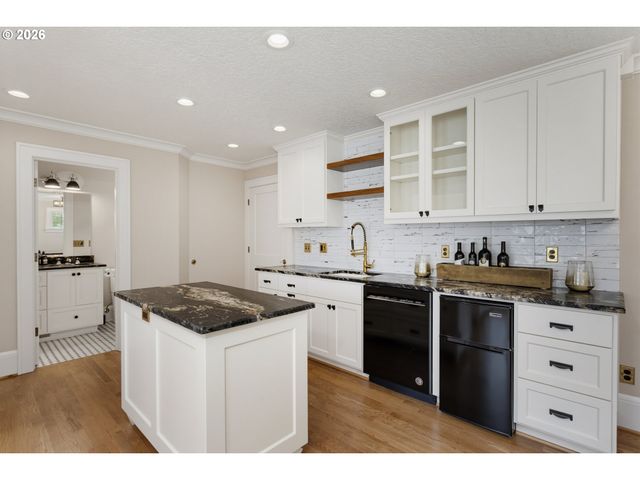 2719 Sw TALBOT Rd, Portland, OR 97201