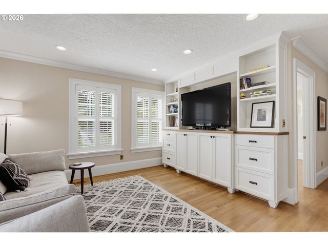 2719 Sw TALBOT Rd, Portland, OR 97201
