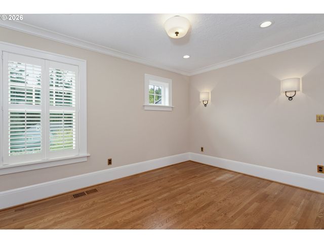 2719 Sw TALBOT Rd, Portland, OR 97201