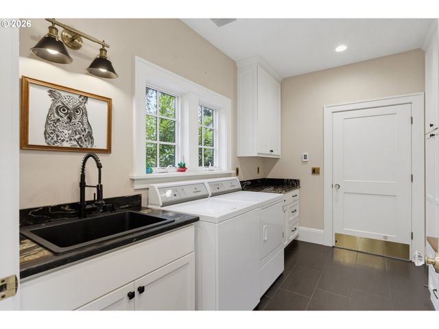 2719 Sw TALBOT Rd, Portland, OR 97201
