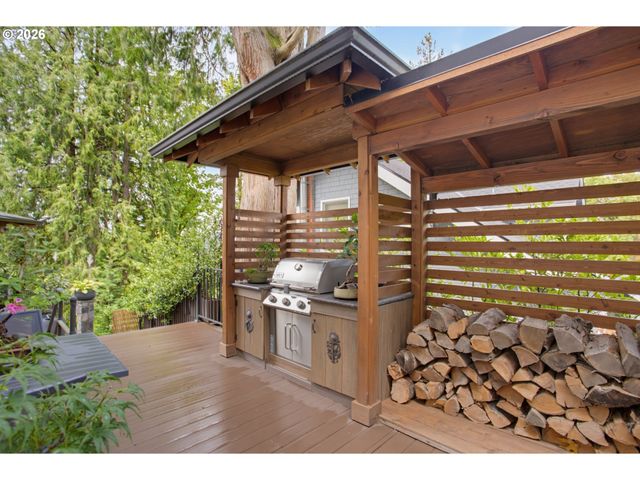 2719 Sw TALBOT Rd, Portland, OR 97201