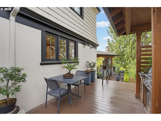 2719 Sw TALBOT Rd, Portland, OR 97201