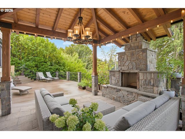 2719 Sw TALBOT Rd, Portland, OR 97201