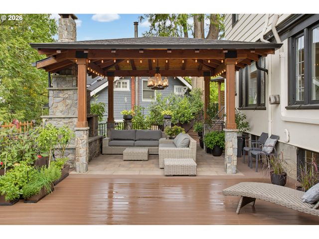 2719 Sw TALBOT Rd, Portland, OR 97201