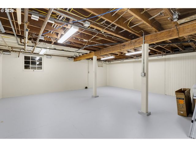 2719 Sw TALBOT Rd, Portland, OR 97201