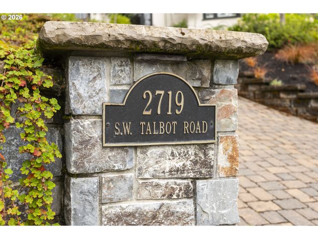 2719 Sw TALBOT Rd, Portland, OR 97201