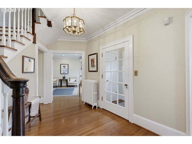 2719 Sw TALBOT Rd, Portland, OR 97201
