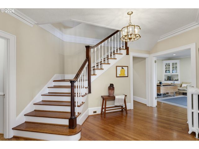 2719 Sw TALBOT Rd, Portland, OR 97201