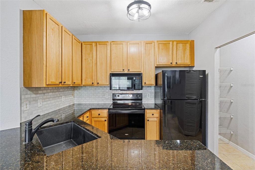 Image 11 of property listing at 10105 COURTNEY OAKS CIRCLE 203, Tampa, FL 33619