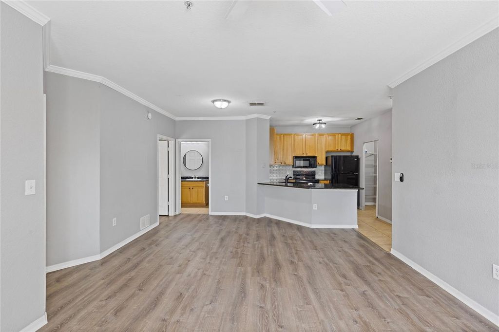 Image 12 of property listing at 10105 COURTNEY OAKS CIRCLE 203, Tampa, FL 33619