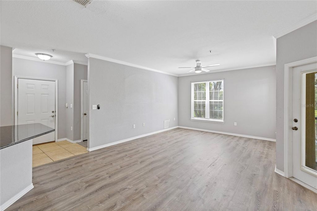Image 13 of property listing at 10105 COURTNEY OAKS CIRCLE 203, Tampa, FL 33619
